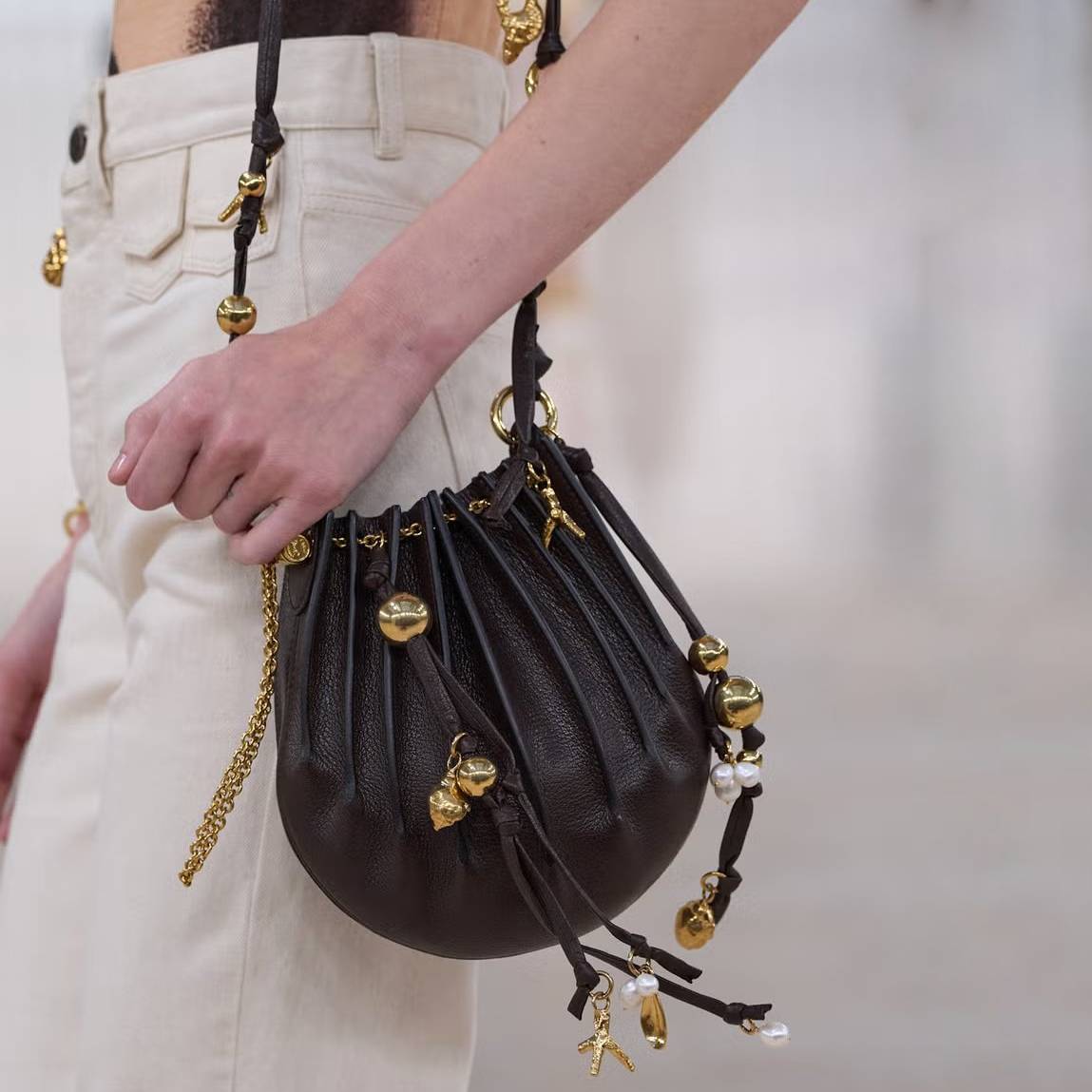 8. Accessories that emphasize the waistline